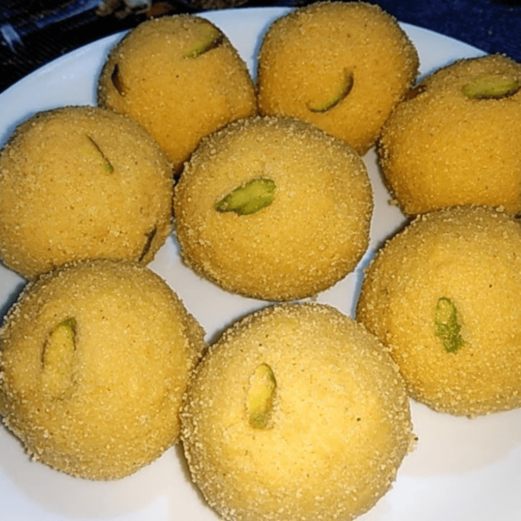 Besan or Suji  ke Ladoo